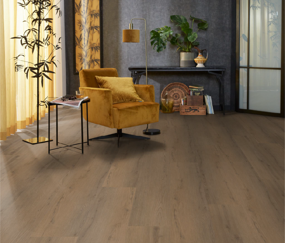 PVC vloer in warme bruine houtlook met natuurlijke nerfstructuur