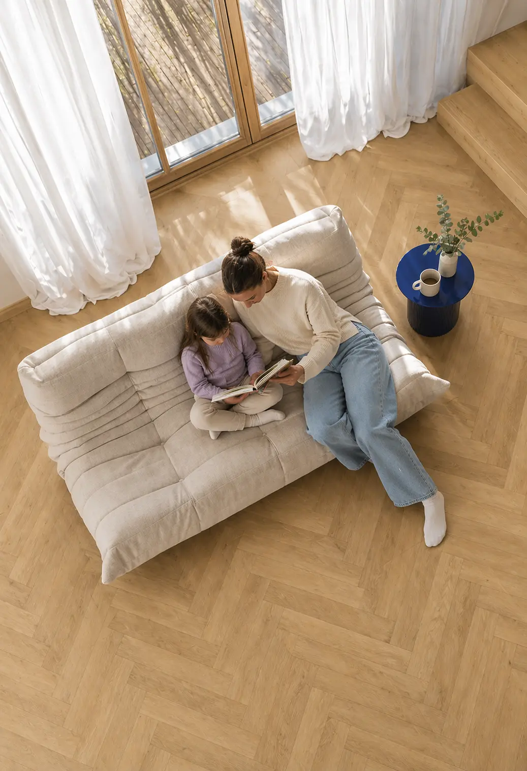 Gezinsvriendelijke PVC visgraat vloer met houtlook in gezellige woonkamer