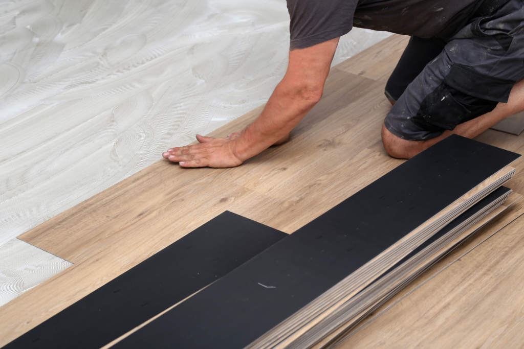 Verlijmen van PVC plakvloer met houtlook op egale ondervloer