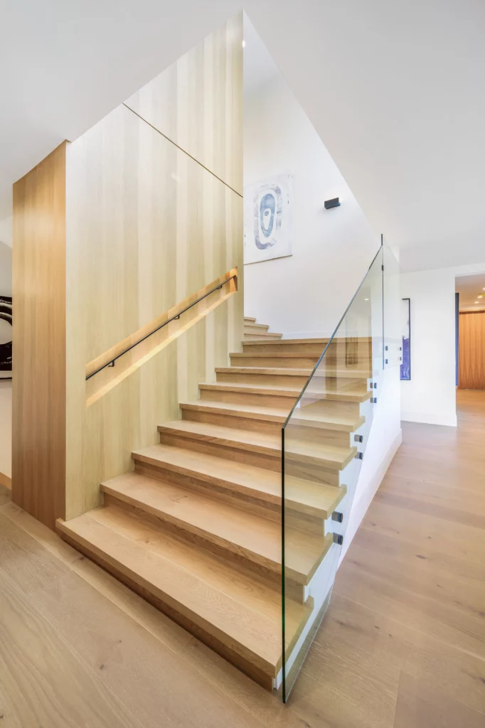Moderne traprenovatie met PVC traptreden in lichte houtlook