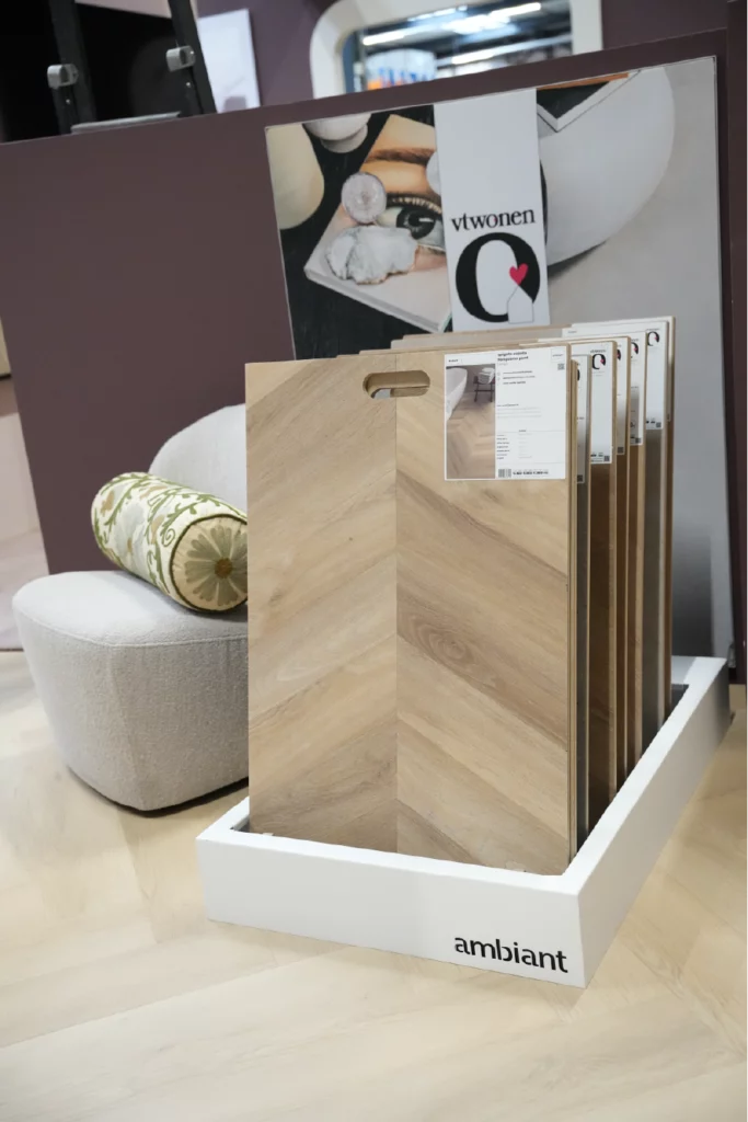 PVC vloermonsters in hout- en betonlook in DMS showroom