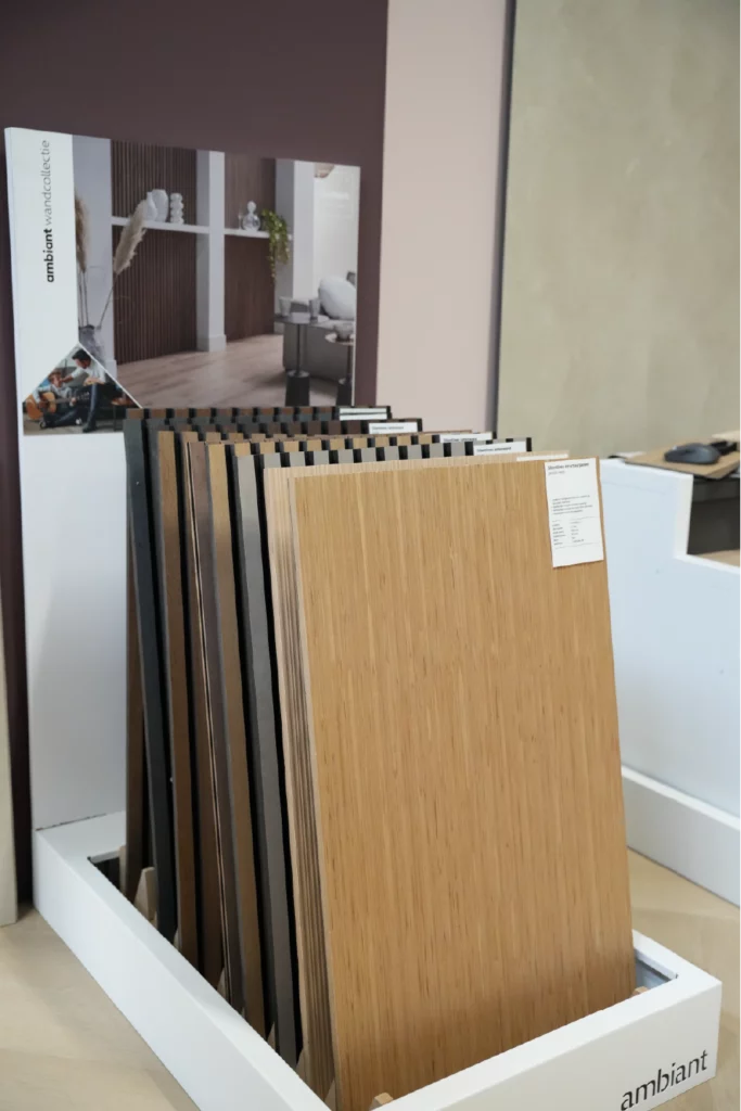 PVC vloermonsters in hout- en betonlook in DMS showroom